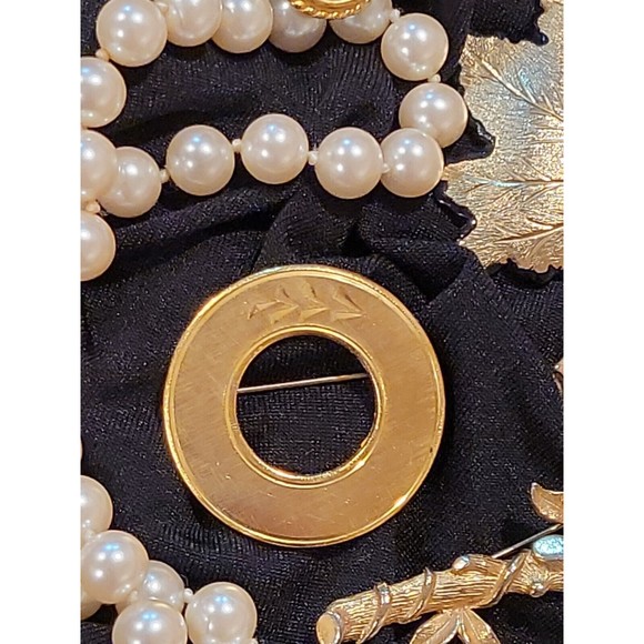 Vintage Mid Century Gold Tone Brooch Pin Collection Faux Pearl Necklace Lot 5 - Picture 4 of 12